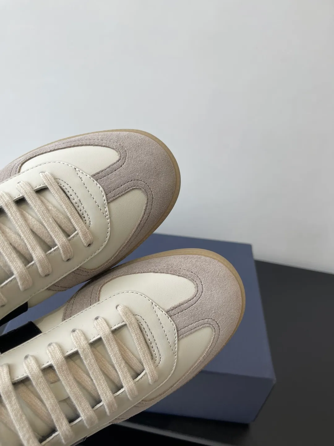 Factory price: 420💰The top version of Dior 25ss new product B01 moral training shoes. The toe size design of the couple's style is a bit wider. The upper foot comfort is perfect. The thread is beautiful. Perfectly suitable for trousers. Decorated with various classic details. It is the ideal choice for daily styling. It can be matched with various casual items to create exquisite shapes. Fabric first layer cowhide/lining sheepskin T men's shoes💰U original outsole Code number: 38-44, customized 45